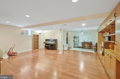 2105 Rampart Dr, Alexandria VA 22308-1537 exterior