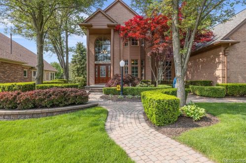 988 Norcross Dr, Rochester, MI 48307-4275