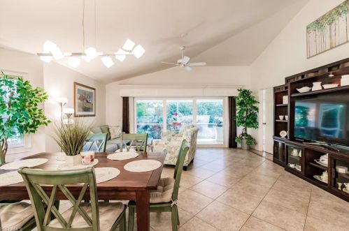 4870 Europa Dr, Naples FL 34105-5602 exterior