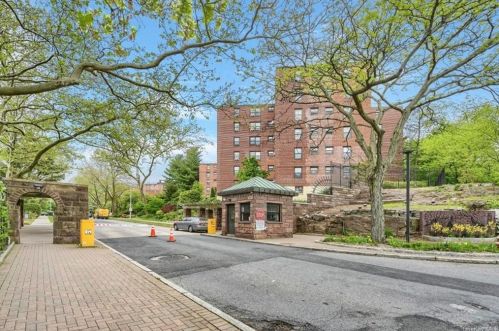 166 Pearsall Dr, Mount Vernon NY 10552-3943 exterior