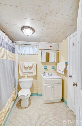 57 Barton St, Edison NJ 08837-2855 exterior