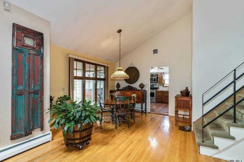 2 Crabapple Ln, Commack NY 11725-2404 exterior