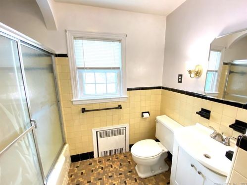 21 Pleasant St, Windsor Locks CT 06096-1439 exterior