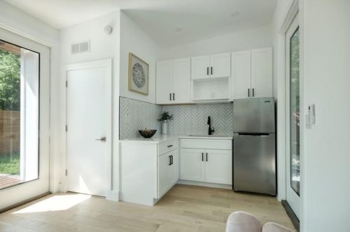 1113 Estes Ave, Austin TX 78721-2629 exterior