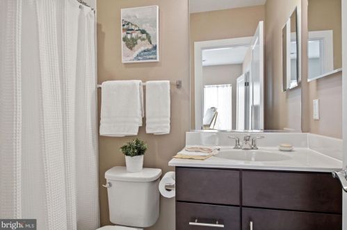 900 King Farm Blvd, Rockville MD  20850-6610 exterior