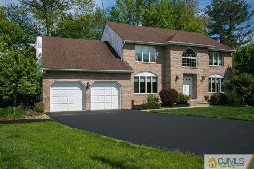 5 Maureen Ct, Edison, NJ 08820-4419