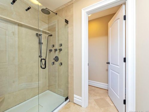 32 Harold Rd, Farmington CT 06032-3407 exterior