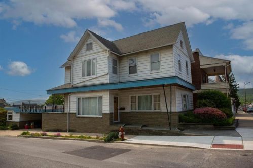 1072 Main St, Slatington, PA 18080-1734