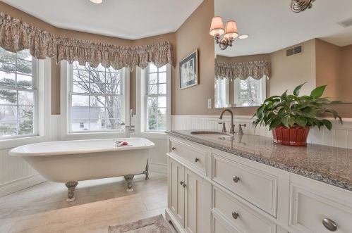 8 Oakmont Dr, Concord NH 03301-6916 exterior