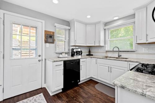 115 Columbia Dr, Pittsburgh, PA 15236-4428