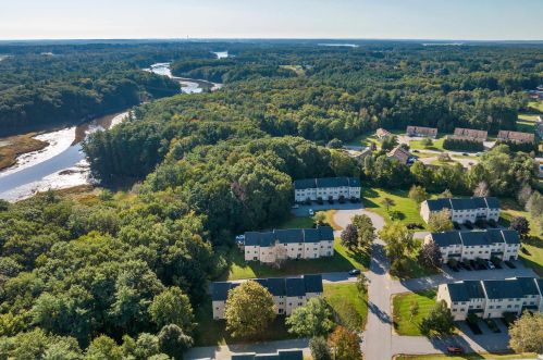 39 Frd Lndg Dr, Dover NH 03820-4552 exterior