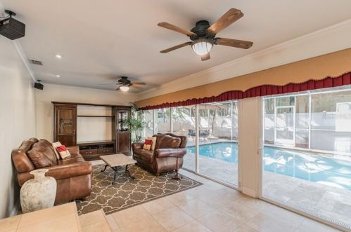 456 Davis Blvd, Tampa FL 33606-3818 exterior