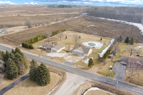 3301 Wagon Wheel Rd, Manitowoc WI 54220-8713 exterior