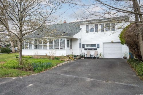 991 Kahle St, Bohemia NY 11716-2104 exterior