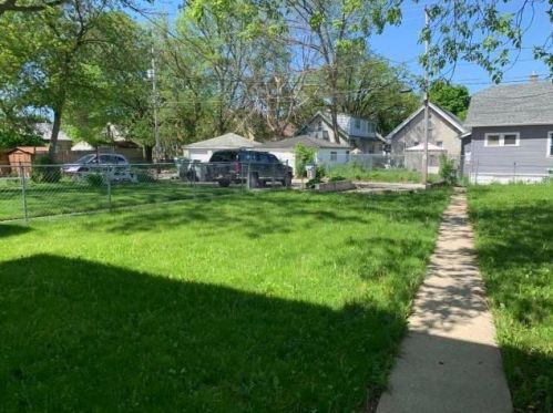 3851 3rd St, Milwaukee, WI 53207-3803