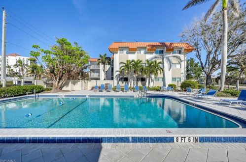 1100 Gulf Shore Blvd, Naples FL 34102-5302 exterior