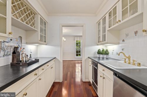 10017 Carmelita Dr, Rockville MD 20854-4247 exterior