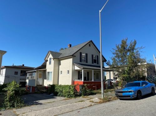 57 Wall St, Worcester, MA 01604-2940