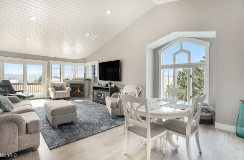 3713 Marina View Pt, Meskegon MI 49441-6406 exterior