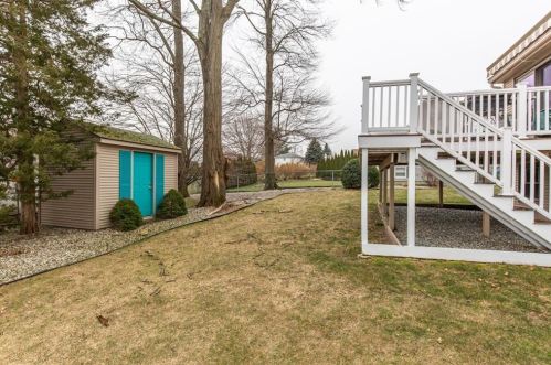 8 Ferncrest Dr, Providence RI 02919-3503 exterior