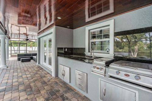 8201 Kirkwood Dr, Tampa FL  33634-2238 exterior