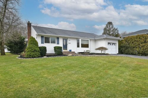 36 Shirley Ct, Commack NY  11725-4123 exterior