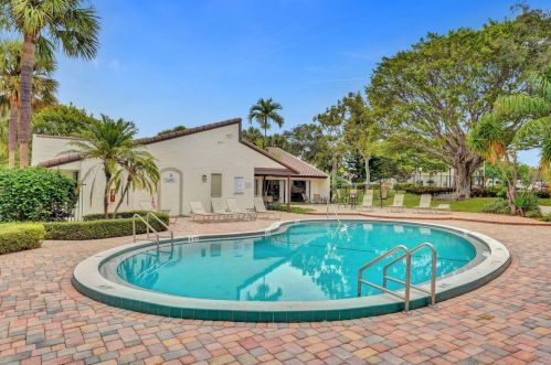 7200 2nd Ave, Boca Raton FL 33487-2335 exterior