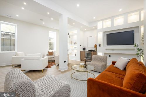 6627 Lincoln Dr, Philadelphia PA exterior