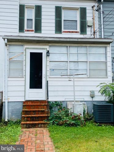 3356 Baker St, Washington, DC 20019-1323