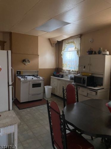 121 Seymour Ave, Newark NJ 07108-1714 exterior