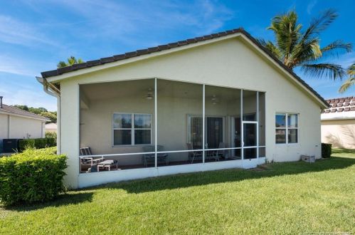 271 Lk Frst Way, Fort Pierce FL 34986-1771 exterior