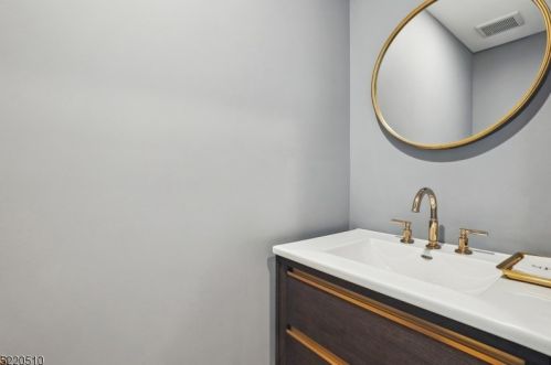 990 Chimney Ridge Dr, Springfield NJ  07081-3702 exterior