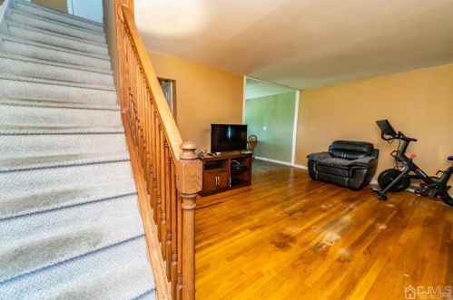 57 Warren St, Iselin, NJ 08830-1157