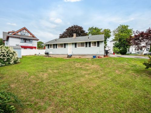 24 Holcombe St, Worcester, MA 01604-4554