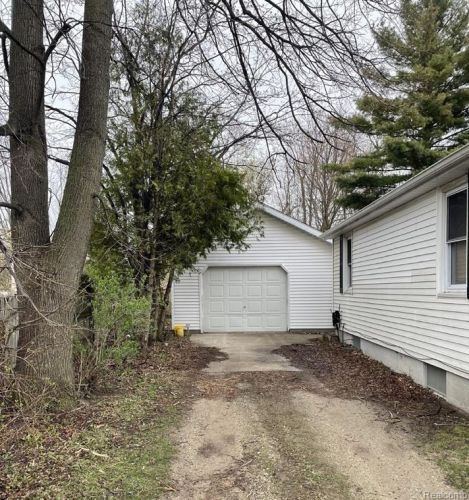 32 Sanborn Ave, Croswell, MI 48422-1346