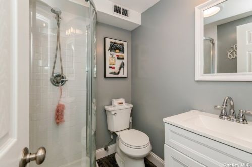 480 Commack Rd, Commack NY  11725-5011 exterior