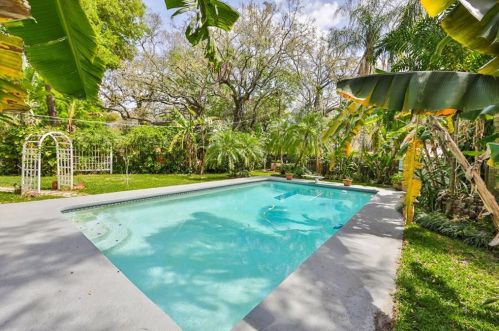 407 Bon Aire Ave, Tampa FL 33617-6322 exterior