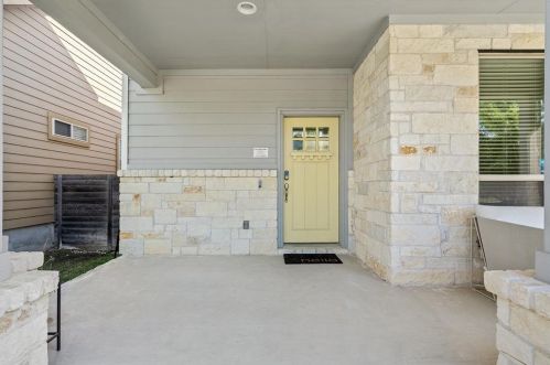 5916 Baythorne Dr, Austin TX  78747 exterior