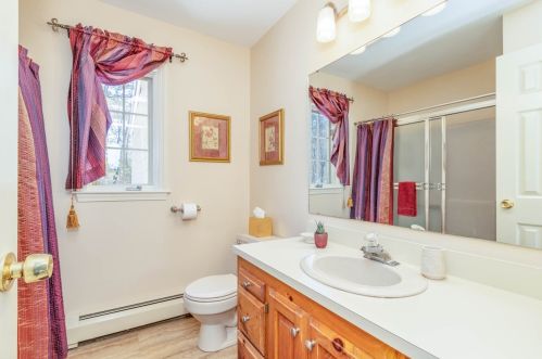 4 Hampshire Dr, Concord NH 03301-5914 exterior