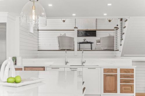 166 Ruggles Ave, Middletown RI 02840-4351 exterior