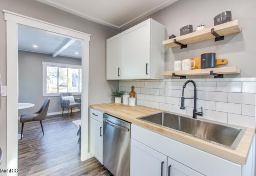 1349 Eastern Pl, Grand Rapids MI 49505-5221 exterior