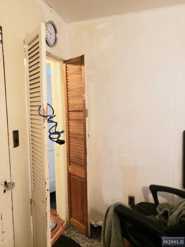 1290 Beaumont Ave, Teaneck NJ 07666-4901 exterior