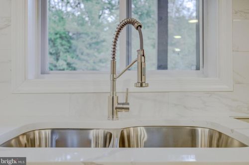 8901 Linton Ln, Alexandria VA 22308-2438 exterior