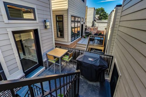 3619 Hermitage Ave, Chicago IL 60613-3506 exterior