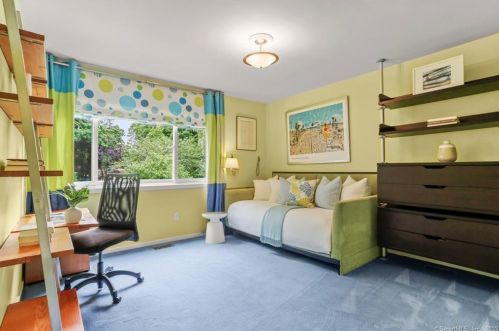 10 Hockanum Rd, Westport CT 06880-2121 exterior