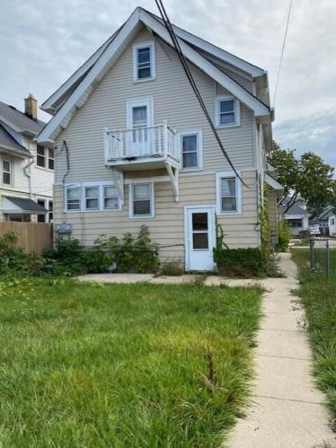 4221 26th St, Milwaukee WI  53221-2245 exterior