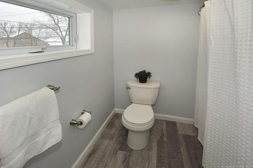 14 Lk St, Ellington CT 06029-3008 exterior