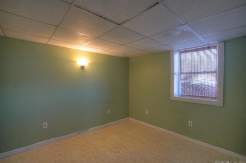 18 Comstock Ave, Uncasville CT 06382-2603 exterior