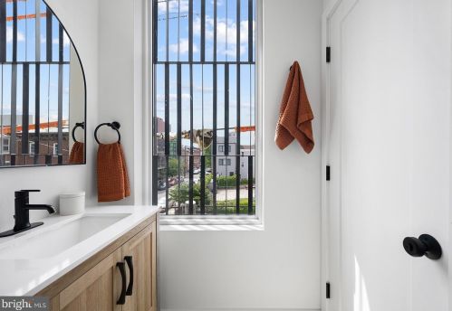 1613 2nd St, Philadelphia PA 19122 exterior