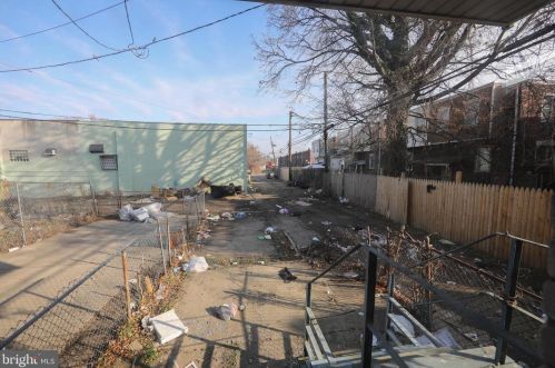 1070 Langham Ave, Camden NJ 08103-2818 exterior